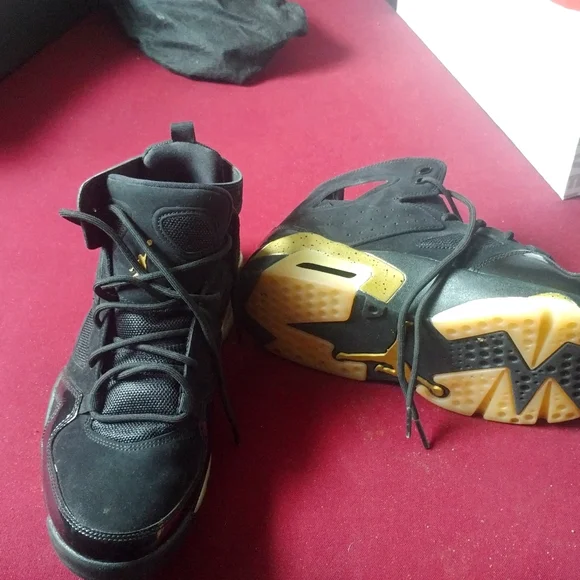 Sports Collectable Shoes - Picture 3 of 3